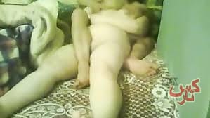 زوج عرص بيجيب وحده تاني علي مراتو ويهريها نيك قدام الشرموطه بتعتو نيك هندي ساخن