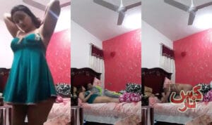 شرموطه هايجه تعلب في كسها وهي في الاوضه واخوها الخول بيرقبها وهي بتستمناء في كسها